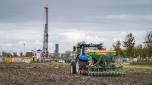 Koopmans opent Nedertarwe-veld in Leeuwarden