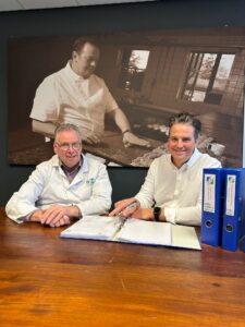 Geoffrey neemt in aanwezigheid van Alexander Bekkers een Listeria-swap bij Bakkerij Bekkers.